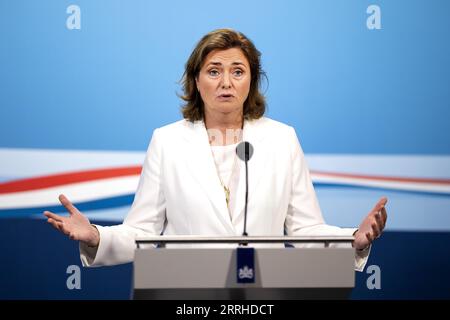 LA HAYE - le ministre sortant Karien van Gennip des Affaires sociales et de l'emploi s'adresse à la presse après la réunion hebdomadaire du cabinet. ANP RAMON VAN flymen netherlands Out - belgique Out Banque D'Images