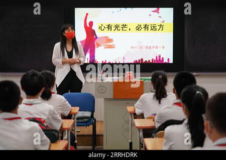 220627 -- PÉKIN, le 27 juin 2022 -- Un enseignant donne un cours au collège Pinggu No.5 à Pékin, capitale de la Chine, le 27 juin 2022. Les élèves du primaire et du collège de Pékin sont retournés sur le campus lundi après plus de 50 jours d éducation à distance en raison d une résurgence locale du COVID-19. Les élèves des deux premières années du premier cycle du secondaire et du deuxième cycle du secondaire, ou des 7e, 8e, 10e et 11e années, ainsi que ceux des écoles primaires, ont repris les cours en personne. L ' éducation des élèves des 9e et 12e années s ' est achevée plus tôt. CHINE-PÉKIN-ÉCOLE RÉOUVERTURE CN RenxChao PUBLICATIONxNOTxINxCHN Banque D'Images