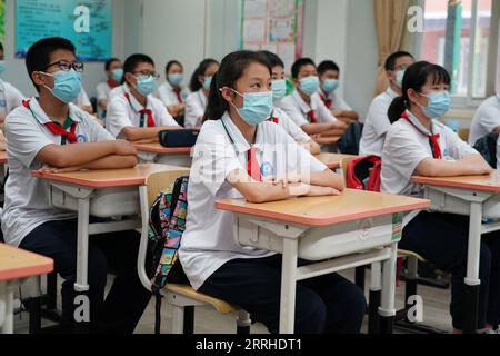 220627 -- BEIJING, le 27 juin 2022 -- des élèves ont une classe à l'école secondaire Pinggu No.5 à Beijing, capitale de la Chine, le 27 juin 2022. Les élèves du primaire et du collège de Pékin sont retournés sur le campus lundi après plus de 50 jours d éducation à distance en raison d une résurgence locale du COVID-19. Les élèves des deux premières années du premier cycle du secondaire et du deuxième cycle du secondaire, ou des 7e, 8e, 10e et 11e années, ainsi que ceux des écoles primaires, ont repris les cours en personne. L ' éducation des élèves des 9e et 12e années s ' est achevée plus tôt. CHINE-PÉKIN-ÉCOLE RÉOUVERTURE CN RenxChao PUBLICATIONxNOTxINxCHN Banque D'Images