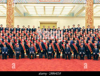 220627 -- PÉKIN, le 27 juin 2022 -- le vice-premier ministre chinois Han Zheng, également membre du Comité permanent du Bureau politique du Comité central du Parti communiste chinois, pose pour une photo de groupe avec des groupes et des individus exemplaires travaillant dans l'administration des bureaux du gouvernement lors d'une conférence de louange à Beijing, capitale de la Chine, le 27 juin 2022. CHINA-BEIJING-HAN ZHENG-COMMENDATION CONFERENCE CN LIUXWEIBING PUBLICATIONXNOTXINXCHN Banque D'Images