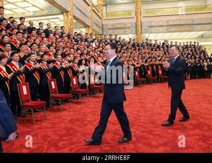 220627 -- BEIJING, 27 juin 2022 -- le vice-premier ministre chinois Han Zheng, également membre du Comité permanent du Bureau politique du Comité central du Parti communiste chinois, rencontre des groupes et des individus exemplaires travaillant dans l'administration des bureaux du gouvernement lors d'une conférence de louange à Beijing, capitale de la Chine, le 27 juin 2022. CHINA-BEIJING-HAN ZHENG-COMMENDATION CONFERENCE CN LIUXWEIBING PUBLICATIONXNOTXINXCHN Banque D'Images