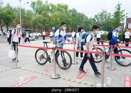 220627 -- PÉKIN, le 27 juin 2022 -- les étudiants entrent sur le campus de l'école secondaire Pinggu No.5 à Pékin, capitale de la Chine, le 27 juin 2022. Les élèves du primaire et du collège de Pékin sont retournés sur le campus lundi après plus de 50 jours d éducation à distance en raison d une résurgence locale du COVID-19. Les élèves des deux premières années du premier cycle du secondaire et du deuxième cycle du secondaire, ou des 7e, 8e, 10e et 11e années, ainsi que ceux des écoles primaires, ont repris les cours en personne. L ' éducation des élèves des 9e et 12e années s ' est achevée plus tôt. CHINE-PÉKIN-ÉCOLE RÉOUVERTURE CN RenxChao PUBLICATIONxNOTxINxCHN Banque D'Images