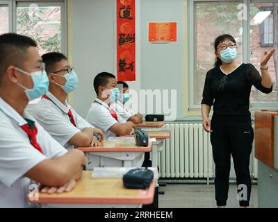 220627 -- PÉKIN, le 27 juin 2022 -- Un enseignant donne un cours au collège Pinggu No.5 à Pékin, capitale de la Chine, le 27 juin 2022. Les élèves du primaire et du collège de Pékin sont retournés sur le campus lundi après plus de 50 jours d éducation à distance en raison d une résurgence locale du COVID-19. Les élèves des deux premières années du premier cycle du secondaire et du deuxième cycle du secondaire, ou des 7e, 8e, 10e et 11e années, ainsi que ceux des écoles primaires, ont repris les cours en personne. L ' éducation des élèves des 9e et 12e années s ' est achevée plus tôt. CHINE-PÉKIN-ÉCOLE RÉOUVERTURE CN RenxChao PUBLICATIONxNOTxINxCHN Banque D'Images