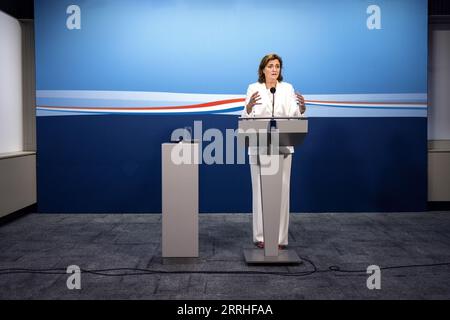 LA HAYE - le ministre sortant Karien van Gennip des Affaires sociales et de l'emploi s'adresse à la presse après la réunion hebdomadaire du cabinet. ANP RAMON VAN flymen netherlands Out - belgique Out Banque D'Images