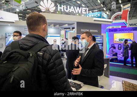 220629 -- NAIROBI, le 29 juin 2022 -- des gens s'expriment sur le stand d'exposition du géant chinois des télécommunications Huawei lors d'Investing in African Mining Indaba, un événement africain d'investissement minier, au Cap, en Afrique du Sud, le 9 mai 2022. Titres de Xinhua : les jeunes Africains voient la Chine comme le pays le plus influent LyuxTianran PUBLICATIONxNOTxINxCHN Banque D'Images