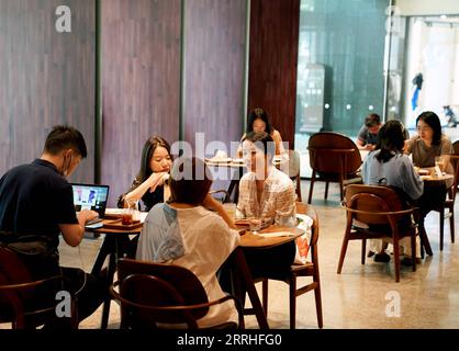 220629 -- SHANGHAI, le 29 juin 2022 -- des citoyens sont photographiés au Starbucks Reserve Roastery à Shanghai, dans l'est de la Chine, le 29 juin 2022. Le hub financier chinois Shanghai reprend progressivement les services de restauration dans les restaurants à partir de mercredi alors que l épidémie de COVID-19 s est atténuée dans la ville. CHINE-SHANGHAI-DINE-IN-SERVICE REPRISE CN LIUXYING PUBLICATIONXNOTXINXCHN Banque D'Images