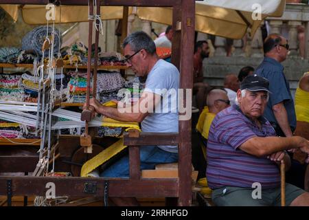 220629 -- SIGGIEWI, le 29 juin 2022 -- Un homme tisse pendant la fête traditionnelle de Mnarja dans les jardins Buskett de Siggiewi, Malte, le 29 juin 2022. Un festival traditionnel de deux jours célébrant la récolte s'est conclu mercredi dans les jardins Buskett de Malte. L'événement a présenté des produits agricoles, des concours d'élevage et de la musique folklorique traditionnelle. Le festival, nommé Mnarja en langue maltaise, est le principal festival folklorique de Malte. Photo de /Xinhua MALTA-SIGGIEWI-FESTIVAL TRADITIONNEL JonathanxBorg PUBLICATIONxNOTxINxCHN Banque D'Images