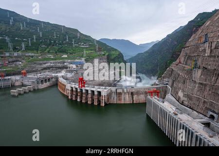 220628 -- KUNMING, le 28 juin 2022 -- une photo aérienne prise le 28 juin 2022 montre une vue de la centrale hydroélectrique de Baihetan, qui chevauche les provinces du Yunnan et du Sichuan dans le sud-ouest de la Chine. Mardi marque le premier anniversaire de l exploitation des deux premières unités de production de la centrale hydroélectrique de Baihetan, un projet majeur du programme de transport d électricité ouest-est de la Chine. La centrale a une capacité installée totale de 16 millions de kilowatts. La centrale hydroélectrique est située sur la rivière Jinsha, la section supérieure du fleuve Yangtze dans le sud-ouest de la Chine. CHINA-BAIHETAN CENTRALE HYDROÉLECTRIQUE-FI Banque D'Images