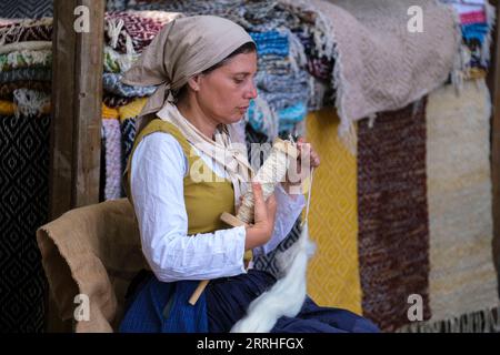 220629 -- SIGGIEWI, le 29 juin 2022 -- Une femme portant des vêtements traditionnels tourne du fil pendant la fête traditionnelle de Mnarja dans les jardins Buskett de Siggiewi, Malte, le 29 juin 2022. Un festival traditionnel de deux jours célébrant la récolte s'est conclu mercredi dans les jardins Buskett de Malte. L'événement a présenté des produits agricoles, des concours d'élevage et de la musique folklorique traditionnelle. Le festival, nommé Mnarja en langue maltaise, est le principal festival folklorique de Malte. Photo de /Xinhua MALTA-SIGGIEWI-FESTIVAL TRADITIONNEL JonathanxBorg PUBLICATIONxNOTxINxCHN Banque D'Images