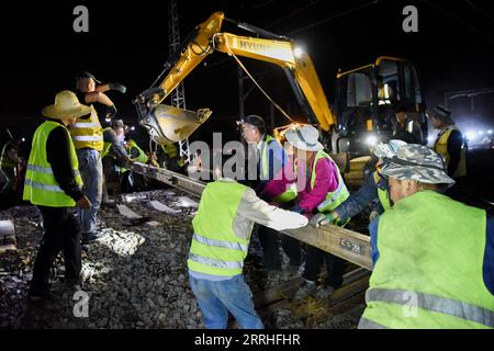 220629 -- URUMQI, le 29 juin 2022 -- des membres du personnel travaillent sur le chantier de construction de la gare de Diwopu, dans la région autonome ouïgour du Xinjiang, au nord-ouest de la Chine, le 29 juin 2022. La gare de Diwopu a été mise en service le 29 juin, marquant une étape importante dans l'expansion d'une voie ferrée reliant la gare nord d'Urumqi et la zone minière de Jiangjunmiao. Le chemin de fer est une artère de transport du charbon. La capacité de transport de marchandises à sens unique sera doublée, passant de 50 millions de tonnes à 100 millions de tonnes une fois l expansion achevée. CHINE-XINJIANG-RAILWAY-CONSTRUCTION CN DingxLei PUBLICATIONxNOT Banque D'Images