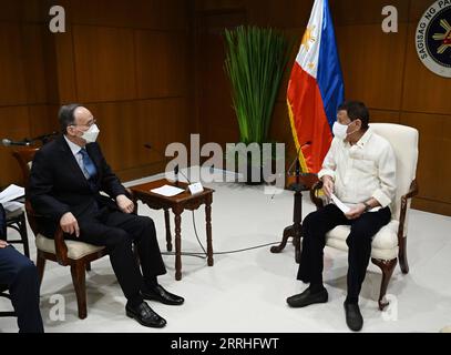 220630 -- MANILLE, le 30 juin 2022 -- le vice-président chinois Wang Qishan rencontre le président philippin Rodrigo Duterte à Manille, aux Philippines, le 29 juin 2022. En tant que représentant spécial du président chinois Xi Jinping, Wang assistera jeudi à l'investiture présidentielle philippine de Ferdinand Romualdez Marcos. PHILIPPINES-MANILLE-PRESIDENT-CHINA-WANG QISHAN-MEETING ZHANGXLING PUBLICATIONXNOTXINXCHN Banque D'Images