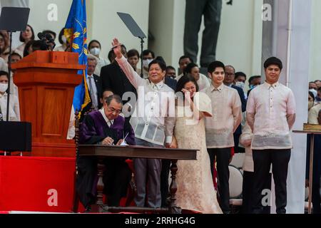 220630 -- MANILLE, le 30 juin 2022 -- Ferdinand Romualdez Marcos assiste à sa cérémonie d'inauguration à Manille, aux Philippines, le 30 juin 2022. Ferdinand Romualdez Marcos a prêté serment en tant que 17e président des Philippines jeudi au Musée national de Manille devant des milliers de personnes qui ont assisté à l'inauguration. PHILIPPINES-MANILLE-NOUVEAU PRÉSIDENT-CÉRÉMONIE D'INAUGURATION ROUELLEXUMALI PUBLICATIONXNOTXINXCHN Banque D'Images