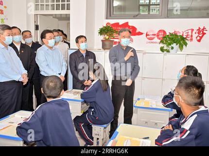 220630 -- QINGHAI, le 30 juin 2022 -- Wang Yang, membre du Comité permanent du Bureau politique du Comité central du PCC du Parti communiste chinois et président du Comité national de la Conférence consultative politique du peuple chinois, visite un collège aidé par Shanghai pour en savoir plus sur sa situation à Xining, dans la province du Qinghai, au nord-ouest de la Chine, le 27 juin 2022. Wang effectue une tournée d'inspection dans la capitale provinciale de Xining et la préfecture autonome tibétaine Huangnan. CHINE-QINGHAI-WANG YANG-INSPECTION TOUR CN GAOXJIE PUBLICATIONXNOTXINXCHN Banque D'Images