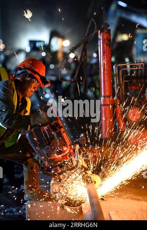 220629 -- URUMQI, le 29 juin 2022 -- Un membre du personnel travaille sur le chantier de construction de la gare de Diwopu dans la région autonome ouïgoure du Xinjiang, au nord-ouest de la Chine, le 29 juin 2022. La gare de Diwopu a été mise en service le 29 juin, marquant une étape importante dans l'expansion d'une voie ferrée reliant la gare nord d'Urumqi et la zone minière de Jiangjunmiao. Le chemin de fer est une artère de transport du charbon. La capacité de transport de marchandises à sens unique sera doublée, passant de 50 millions de tonnes à 100 millions de tonnes une fois l expansion achevée. CHINE-XINJIANG-RAILWAY-CONSTRUCTION CN DingxLei PUBLICATIONxN Banque D'Images