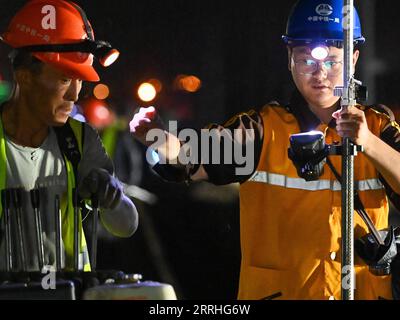 220629 -- URUMQI, le 29 juin 2022 -- des membres du personnel travaillent sur le chantier de construction de la gare de Diwopu, dans la région autonome ouïgour du Xinjiang, au nord-ouest de la Chine, le 29 juin 2022. La gare de Diwopu a été mise en service le 29 juin, marquant une étape importante dans l'expansion d'une voie ferrée reliant la gare nord d'Urumqi et la zone minière de Jiangjunmiao. Le chemin de fer est une artère de transport du charbon. La capacité de transport de marchandises à sens unique sera doublée, passant de 50 millions de tonnes à 100 millions de tonnes une fois l expansion achevée. CHINE-XINJIANG-RAILWAY-CONSTRUCTION CN DingxLei PUBLICATIONxNOT Banque D'Images