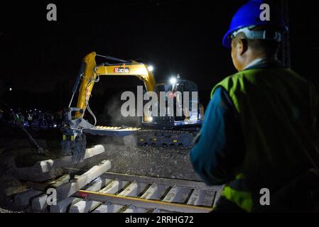 220629 -- URUMQI, le 29 juin 2022 -- des membres du personnel travaillent sur le chantier de construction de la gare de Diwopu, dans la région autonome ouïgour du Xinjiang, au nord-ouest de la Chine, le 29 juin 2022. La gare de Diwopu a été mise en service le 29 juin, marquant une étape importante dans l'expansion d'une voie ferrée reliant la gare nord d'Urumqi et la zone minière de Jiangjunmiao. Le chemin de fer est une artère de transport du charbon. La capacité de transport de marchandises à sens unique sera doublée, passant de 50 millions de tonnes à 100 millions de tonnes une fois l expansion achevée. CHINE-XINJIANG-RAILWAY-CONSTRUCTION CN DingxLei PUBLICATIONxNOT Banque D'Images