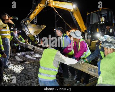 220629 -- URUMQI, le 29 juin 2022 -- des membres du personnel travaillent sur le chantier de construction de la gare de Diwopu, dans la région autonome ouïgour du Xinjiang, au nord-ouest de la Chine, le 29 juin 2022. La gare de Diwopu a été mise en service le 29 juin, marquant une étape importante dans l'expansion d'une voie ferrée reliant la gare nord d'Urumqi et la zone minière de Jiangjunmiao. Le chemin de fer est une artère de transport du charbon. La capacité de transport de marchandises à sens unique sera doublée, passant de 50 millions de tonnes à 100 millions de tonnes une fois l expansion achevée. CHINE-XINJIANG-RAILWAY-CONSTRUCTION CN DingxLei PUBLICATIONxNOT Banque D'Images