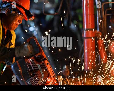 220629 -- URUMQI, le 29 juin 2022 -- Un membre du personnel travaille sur le chantier de construction de la gare de Diwopu dans la région autonome ouïgoure du Xinjiang, au nord-ouest de la Chine, le 29 juin 2022. La gare de Diwopu a été mise en service le 29 juin, marquant une étape importante dans l'expansion d'une voie ferrée reliant la gare nord d'Urumqi et la zone minière de Jiangjunmiao. Le chemin de fer est une artère de transport du charbon. La capacité de transport de marchandises à sens unique sera doublée, passant de 50 millions de tonnes à 100 millions de tonnes une fois l expansion achevée. CHINE-XINJIANG-RAILWAY-CONSTRUCTION CN DingxLei PUBLICATIONxN Banque D'Images