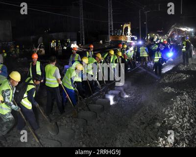 220629 -- URUMQI, le 29 juin 2022 -- des membres du personnel travaillent sur le chantier de construction de la gare de Diwopu, dans la région autonome ouïgour du Xinjiang, au nord-ouest de la Chine, le 29 juin 2022. La gare de Diwopu a été mise en service le 29 juin, marquant une étape importante dans l'expansion d'une voie ferrée reliant la gare nord d'Urumqi et la zone minière de Jiangjunmiao. Le chemin de fer est une artère de transport du charbon. La capacité de transport de marchandises à sens unique sera doublée, passant de 50 millions de tonnes à 100 millions de tonnes une fois l expansion achevée. CHINE-XINJIANG-RAILWAY-CONSTRUCTION CN DingxLei PUBLICATIONxNOT Banque D'Images