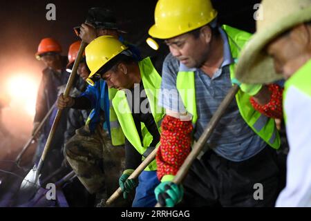 220629 -- URUMQI, le 29 juin 2022 -- des membres du personnel travaillent sur le chantier de construction de la gare de Diwopu, dans la région autonome ouïgour du Xinjiang, au nord-ouest de la Chine, le 29 juin 2022. La gare de Diwopu a été mise en service le 29 juin, marquant une étape importante dans l'expansion d'une voie ferrée reliant la gare nord d'Urumqi et la zone minière de Jiangjunmiao. Le chemin de fer est une artère de transport du charbon. La capacité de transport de marchandises à sens unique sera doublée, passant de 50 millions de tonnes à 100 millions de tonnes une fois l expansion achevée. CHINE-XINJIANG-RAILWAY-CONSTRUCTION CN DingxLei PUBLICATIONxNOT Banque D'Images