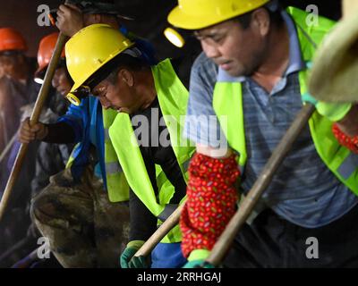 220629 -- URUMQI, le 29 juin 2022 -- des membres du personnel travaillent sur le chantier de construction de la gare de Diwopu, dans la région autonome ouïgour du Xinjiang, au nord-ouest de la Chine, le 29 juin 2022. La gare de Diwopu a été mise en service le 29 juin, marquant une étape importante dans l'expansion d'une voie ferrée reliant la gare nord d'Urumqi et la zone minière de Jiangjunmiao. Le chemin de fer est une artère de transport du charbon. La capacité de transport de marchandises à sens unique sera doublée, passant de 50 millions de tonnes à 100 millions de tonnes une fois l expansion achevée. CHINE-XINJIANG-RAILWAY-CONSTRUCTION CN DingxLei PUBLICATIONxNOT Banque D'Images