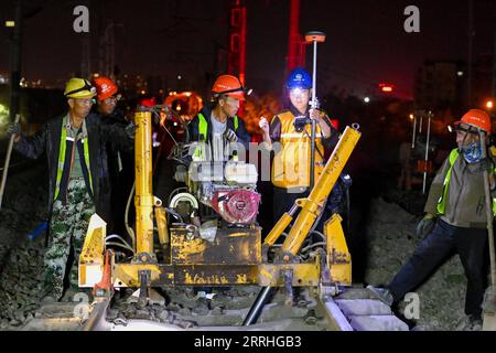 220629 -- URUMQI, le 29 juin 2022 -- des membres du personnel travaillent sur le chantier de construction de la gare de Diwopu, dans la région autonome ouïgour du Xinjiang, au nord-ouest de la Chine, le 29 juin 2022. La gare de Diwopu a été mise en service le 29 juin, marquant une étape importante dans l'expansion d'une voie ferrée reliant la gare nord d'Urumqi et la zone minière de Jiangjunmiao. Le chemin de fer est une artère de transport du charbon. La capacité de transport de marchandises à sens unique sera doublée, passant de 50 millions de tonnes à 100 millions de tonnes une fois l expansion achevée. CHINE-XINJIANG-RAILWAY-CONSTRUCTION CN DingxLei PUBLICATIONxNOT Banque D'Images