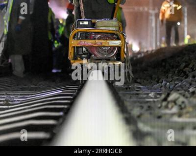 220629 -- URUMQI, le 29 juin 2022 -- des membres du personnel travaillent sur le chantier de construction de la gare de Diwopu, dans la région autonome ouïgour du Xinjiang, au nord-ouest de la Chine, le 29 juin 2022. La gare de Diwopu a été mise en service le 29 juin, marquant une étape importante dans l'expansion d'une voie ferrée reliant la gare nord d'Urumqi et la zone minière de Jiangjunmiao. Le chemin de fer est une artère de transport du charbon. La capacité de transport de marchandises à sens unique sera doublée, passant de 50 millions de tonnes à 100 millions de tonnes une fois l expansion achevée. CHINE-XINJIANG-RAILWAY-CONSTRUCTION CN DingxLei PUBLICATIONxNOT Banque D'Images