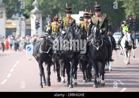 Londres, Royaume-Uni. 08 septembre 2023. Le King's Troop Royal Horse Artillery revient de Hyde Park après avoir effectué un salut de 41 canons pour marquer le premier anniversaire de la mort de la reine Elizabeth II Crédit : Justin ng/Alamy Live News. Banque D'Images