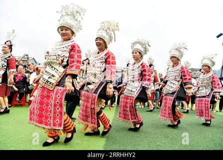 220702 -- JIANHE, le 2 juillet 2022 -- des femmes exécutent des danses folkloriques lors d'activités pour célébrer Liuyueliu , un festival ethnique, dans le comté de Jianhe de Qiandongnan Miao et la préfecture autonome de Dong, dans la province du Guizhou du sud-ouest de la Chine, le 2 juillet 2022. Célébration annuelle de la fête ethnique liuyueliu dure du 2 au 5 juillet ici dans le comté de Jianhe. Les populations locales de divers groupes ethniques participeront à des activités comme la danse du dragon ainsi que le chant et la danse folkloriques pendant la célébration. CHINE-GUIZHOU-JIANHE-FESTIVAL ETHNIQUE CN YANGXWENBIN PUBLICATIONXNOTXINXCHN Banque D'Images