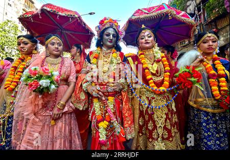 220703 -- DHAKA, le 3 juillet 2022 -- des personnes en costumes colorés participent à une procession du festival Rath Yatra à Dhaka, Bangladesh, le 1 juillet 2022. Vendredi, les fidèles hindous bangladais ont assisté à un rassemblement lors de la célébration du Rath Yatra ou du Festival chariot à Dhaka. Rath Yatra est le festival hindou annuel qui implique des dévots tirant un char. BANGLADESH-DHAKA-HINDU-CHAR-FESTIVAL Salim PUBLICATIONxNOTxINxCHN Banque D'Images