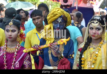 220703 -- DHAKA, le 3 juillet 2022 -- des personnes en costumes colorés participent à une procession du festival Rath Yatra à Dhaka, Bangladesh, le 1 juillet 2022. Vendredi, les fidèles hindous bangladais ont assisté à un rassemblement lors de la célébration du Rath Yatra ou du Festival chariot à Dhaka. Rath Yatra est le festival hindou annuel qui implique des dévots tirant un char. BANGLADESH-DHAKA-HINDU-CHAR-FESTIVAL Salim PUBLICATIONxNOTxINxCHN Banque D'Images