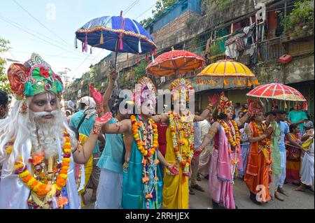 220703 -- DHAKA, le 3 juillet 2022 -- des personnes en costumes colorés participent à une procession du festival Rath Yatra à Dhaka, Bangladesh, le 1 juillet 2022. Vendredi, les fidèles hindous bangladais ont assisté à un rassemblement lors de la célébration du Rath Yatra ou du Festival chariot à Dhaka. Rath Yatra est le festival hindou annuel qui implique des dévots tirant un char. BANGLADESH-DHAKA-HINDU-CHAR-FESTIVAL Salim PUBLICATIONxNOTxINxCHN Banque D'Images