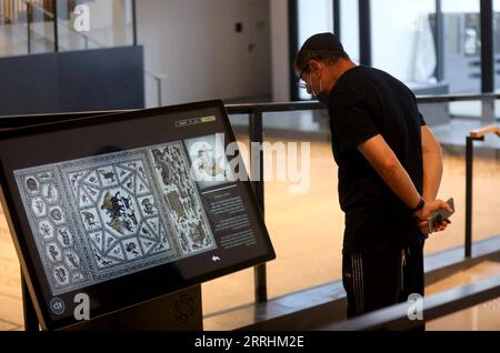 220704 -- LOD, le 4 juillet 2022 -- Un homme visite le centre archéologique de la mosaïque de Lod à Lod, une ville à l'est de tel Aviv, dans le centre d'Israël, le 4 juillet 2022. Le centre archéologique de Lod Mosaic a été construit pour exposer les mosaïques uniques datant de la période romaine. Photo de /Xinhua ISRAEL-LOD-archéologie-MOSAIC GilxCohenxMagen PUBLICATIONxNOTxINxCHN Banque D'Images