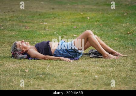 Londres Royaume-Uni. 8 septembre 2023 . Une femme prend un bain de soleil à Saint James par une journée chaude et humide à Londres alors que la canicule se poursuit avec des températures prévues pour rester à 32 RT. Crédit amer ghazzal/Alamy Live News Banque D'Images
