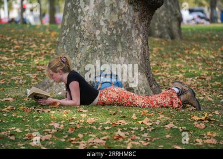Londres Royaume-Uni. 8 septembre 2023 . Une femme se détend avec un livre à Saint James par une journée chaude et humide à Londres alors que la canicule se poursuit avec des températures prévues pour rester à 32Ar. Crédit amer ghazzal/Alamy Live News Banque D'Images
