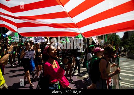 220705 -- NEW YORK, le 5 juillet 2022 -- des manifestants défilent lors d'une manifestation contre l'annulation par la Cour suprême de l'arrêt Roe v. Wade sur les droits à l'avortement à New York, aux États-Unis, le 4 juillet 2022. Le 24 juin, la Cour suprême des États-Unis a renversé Roe v. Wade, une décision historique qui a établi un droit constitutionnel à l’avortement dans le pays il y a près d’un demi-siècle. Photo de /Xinhua États-Unis-NEW YORK-PROTESTATION CONTRE LES DROITS À L'AVORTEMENT MichaelxNagle PUBLICATIONxNOTxINxCHN Banque D'Images