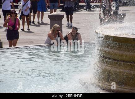 Londres, Angleterre, Royaume-Uni. 8 septembre 2023. Les gens se rafraîchissent aux fontaines de Trafalgar Square alors que le Royaume-Uni connaît la plus longue canicule de septembre. (Image de crédit : © Vuk Valcic/ZUMA Press Wire) USAGE ÉDITORIAL SEULEMENT! Non destiné à UN USAGE commercial ! Banque D'Images