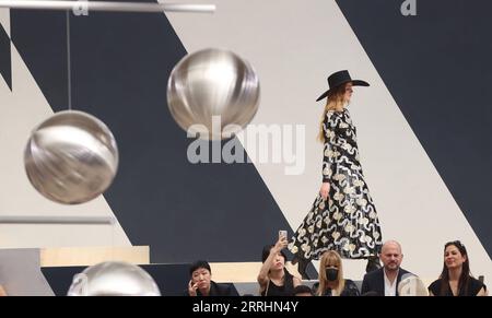 220705 -- PARIS, le 5 juillet 2022 -- Un mannequin présente une création de la collection haute Couture automne/hiver 2022-2023 de Chanel lors de la Paris Fashion week à Paris, France, le 5 juillet 2022. FRANCE-PARIS-FASHION WEEK-CHANEL-HAUTE COUTURE GAOXJING PUBLICATIONXNOTXINXCHN Banque D'Images