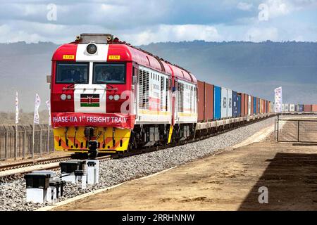 220705 -- NAIROBI, le 5 juillet 2022 -- le premier train de marchandises de la SNG Nairobi-Naivasha arrive au dépôt intérieur de conteneurs de Naivasha, au Kenya, le 17 décembre 2019. Le chemin de fer Nairobi-Naivasha de 120 km est une extension du chemin de fer moderne construit par la Chine qui relie la ville portuaire côtière du Kenya Mombasa à la capitale Nairobi. Le SGR Mombasa-Nairobi, financé principalement par la Chine et construit par China Road and Bridge Corporation CRBC, dont la construction a commencé en 2014 et s'est achevée en 2017. Selon les données d'Afristar, le chemin de fer à voie standard Mombasa-Nairobi SGR a transpor Banque D'Images