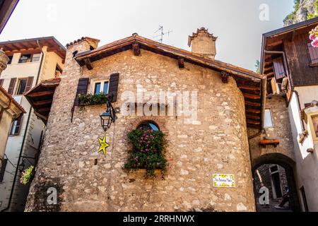 Vue sur le hameau de Limone. 13 août 2023 Limone sul Garda Lake, Brescia, Italie Banque D'Images