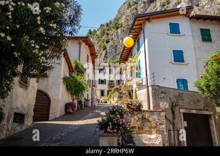 Vue sur le hameau de Limone. 13 août 2023 Limone sul Garda Lake, Brescia, Italie Banque D'Images