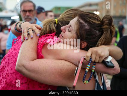 220706 -- HIGHLAND PARK, le 6 juillet 2022 -- deux femmes se réconfortent en se serrant dans leurs bras à Highland Park, banlieue de Chicago, Illinois, États-Unis, le 5 juillet 2022. des personnes ont célébré le deuil pour une fusillade de masse lors d ' un défilé du jour de l ' indépendance dans le centre-ville de Highland Park le 4 juillet. Le nombre de morts de la fusillade de masse est passé à sept, alors que la police a actualisé le nombre de blessés à 46. Photo de /Xinhua U.S.-HIGHLAND PARK-FUSILLADES MASSIVES DE VICTIMES-DEUIL JoelxLerner PUBLICATIONxNOTxINxCHN Banque D'Images