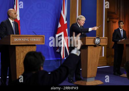 220705 -- LONDRES, le 5 juillet 2022 -- une photo prise le 7 septembre 2021 montre le Premier ministre britannique Boris Johnson C, le secrétaire à la Santé Sajid Javid L et le chancelier de l'Échiquier Rishi Sunak assistant à une conférence de presse à Londres, en Grande-Bretagne. Le secrétaire britannique à la Santé Sajid Javid et le chancelier de l'Échiquier Rishi Sunak démissionnent le 5 juillet 2022 en signe de protestation contre le leadership du Premier ministre Boris Johnson car un barrage de scandales laisse le gouvernement conservateur sous tension. /Document via Xinhua FILE-BRITAIN-LONDON-MINISTERS-REMISSION AndrewxParsons/Nox10xDowningxStreet PUBLICATIONxNOTxINxCHN Banque D'Images