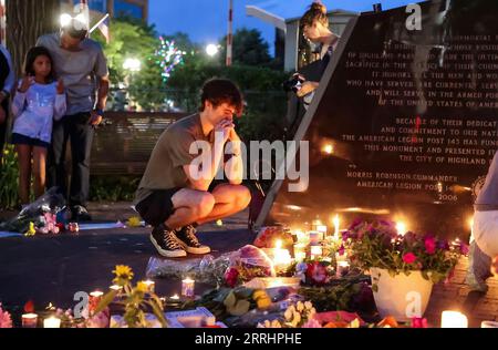 220706 -- HIGHLAND PARK, le 6 juillet 2022 -- Un homme prie lors d'une veillée aux chandelles à Highland Park, banlieue de Chicago, Illinois, États-Unis, le 5 juillet 2022. des personnes ont célébré le deuil pour une fusillade de masse lors d ' un défilé du jour de l ' indépendance dans le centre-ville de Highland Park le 4 juillet. Le nombre de morts de la fusillade de masse est passé à sept, alors que la police a actualisé le nombre de blessés à 46. Photo de /Xinhua U.S.-HIGHLAND PARK-FUSILLADES MASSIVES DE VICTIMES-DEUIL JoelxLerner PUBLICATIONxNOTxINxCHN Banque D'Images