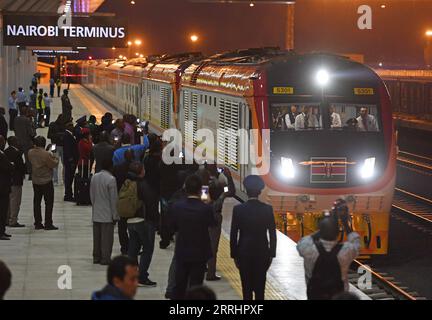 220706 -- NAIROBI, le 6 juillet 2022 -- le premier train du chemin de fer à voie standard Mombasa-Nairobi SGR arrive au terminal de Nairobi à Nairobi, au Kenya, le 31 mai 2017. Le Kenya a maintenant trouvé une nouvelle bouée de sauvetage dans le chemin de fer à voie standard SGR de construction chinoise depuis son lancement le 31 mai 2017. Les données d’Afrostar, l’opérateur SGR, montrent que le chemin de fer moderne a transporté plus de 7,7 millions de passagers au cours des cinq dernières années. KENYA-MOMBASA-NAIROBI-SGR-5E ANNIVERSAIRE CHENXCHENG PUBLICATIONXNOTXINXCHN Banque D'Images