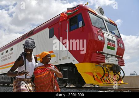 220706 -- NAIROBI, le 6 juillet 2022 -- des Kenyans chantent et dansent aux côtés d'un des premiers lots de locomotives pour le chemin de fer à écartement standard Mombasa-Nairobi SGR à Mombasa, Kenya, le 11 janvier 2017. Le Kenya a maintenant trouvé une nouvelle bouée de sauvetage dans le chemin de fer à voie standard SGR de construction chinoise depuis son lancement le 31 mai 2017. Les données d’Afrostar, l’opérateur SGR, montrent que le chemin de fer moderne a transporté plus de 7,7 millions de passagers au cours des cinq dernières années. KENYA-MOMBASA-NAIROBI-SGR-5E ANNIVERSAIRE SUNXRUIBO PUBLICATIONXNOTXINXCHN Banque D'Images