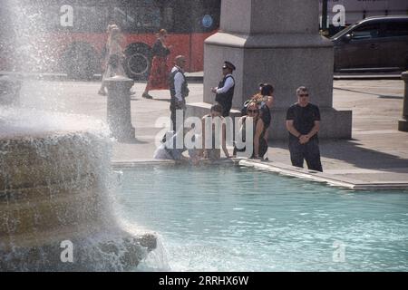 Londres, Royaume-Uni. 8 septembre 2023. Les gens se rafraîchissent aux fontaines de Trafalgar Square alors que le Royaume-Uni connaît la plus longue canicule de septembre. Crédit : Vuk Valcic/Alamy Live News Banque D'Images