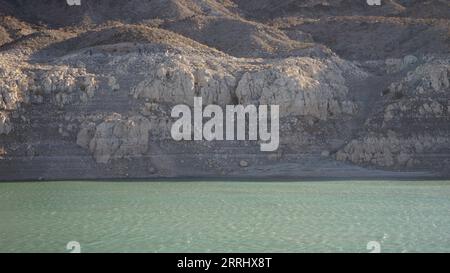 220708 -- LAC Mead É.-U., 8 juillet 2022 -- une photo prise le 5 juillet 2022 montre une bande blanche de roches sèches autour du lac Mead près de Echo Bay dans le Nevada, aux États-Unis. Entouré d’une bande blanche de roches sèches, la vaste baisse du niveau d’eau est visible cette semaine au lac Mead, le plus grand réservoir des États-Unis, qui s’est rétréci au milieu d’une méga-goutte de deux décennies. Photo de /Xinhua U.S.-NEVADA-LAKE Mead-DRY ZengxHui PUBLICATIONxNOTxINxCHN Banque D'Images