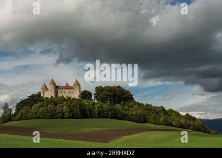 Château de Champvent sous les nuages en Suisse Banque D'Images