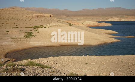 220708 -- LAC Mead É.-U., 8 juillet 2022 -- une photo prise le 5 juillet 2022 montre une bande blanche de roches sèches autour du lac Mead près de Echo Bay dans le Nevada, aux États-Unis. Entouré d’une bande blanche de roches sèches, la vaste baisse du niveau d’eau est visible cette semaine au lac Mead, le plus grand réservoir des États-Unis, qui s’est rétréci au milieu d’une méga-goutte de deux décennies. Photo de /Xinhua U.S.-NEVADA-LAKE Mead-DRY ZengxHui PUBLICATIONxNOTxINxCHN Banque D'Images